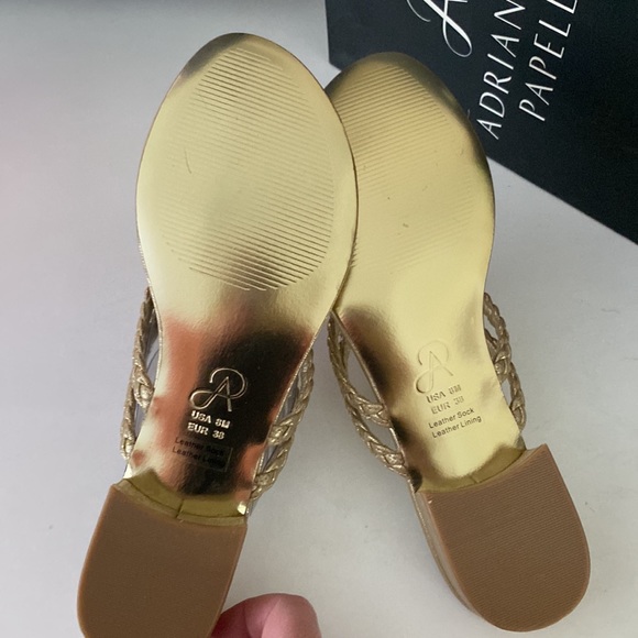 New Adrianna Papell Gold Sandal Flip Flop - Picture 3 of 8